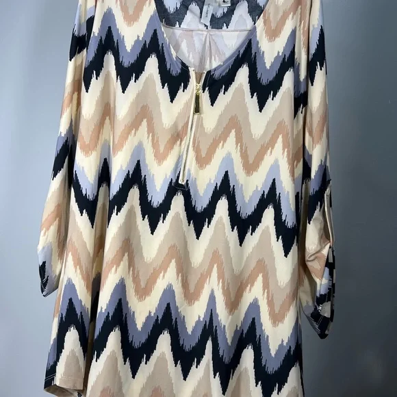 Tacera Monochrome Patterned Top - Picture 3 of 16